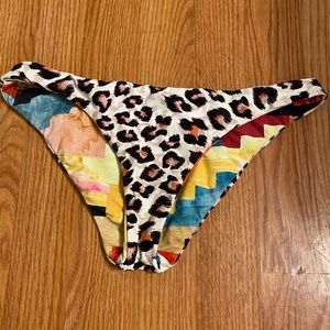 Billabong size s reversible bottoms